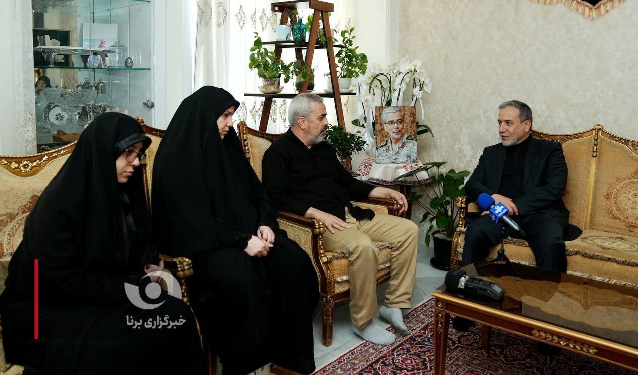 عکس/ دیدار عراقچی با خانواده سردار شهید باقری 