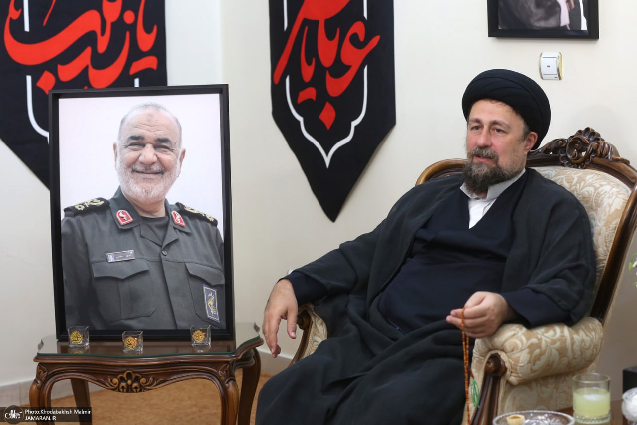 عکس/ حضور سید حسن خمینی در منزل سردار شهید حسین سلامی