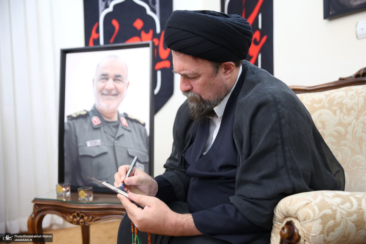 عکس/ حضور سید حسن خمینی در منزل سردار شهید حسین سلامی