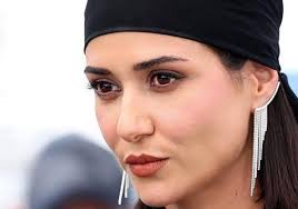 چهره ها/استایل پریناز ایزدیار بیشتر از 200 میلیون آب خورد!