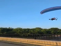 برخورد هولناک پاراگلایدرسوار با سیم برق