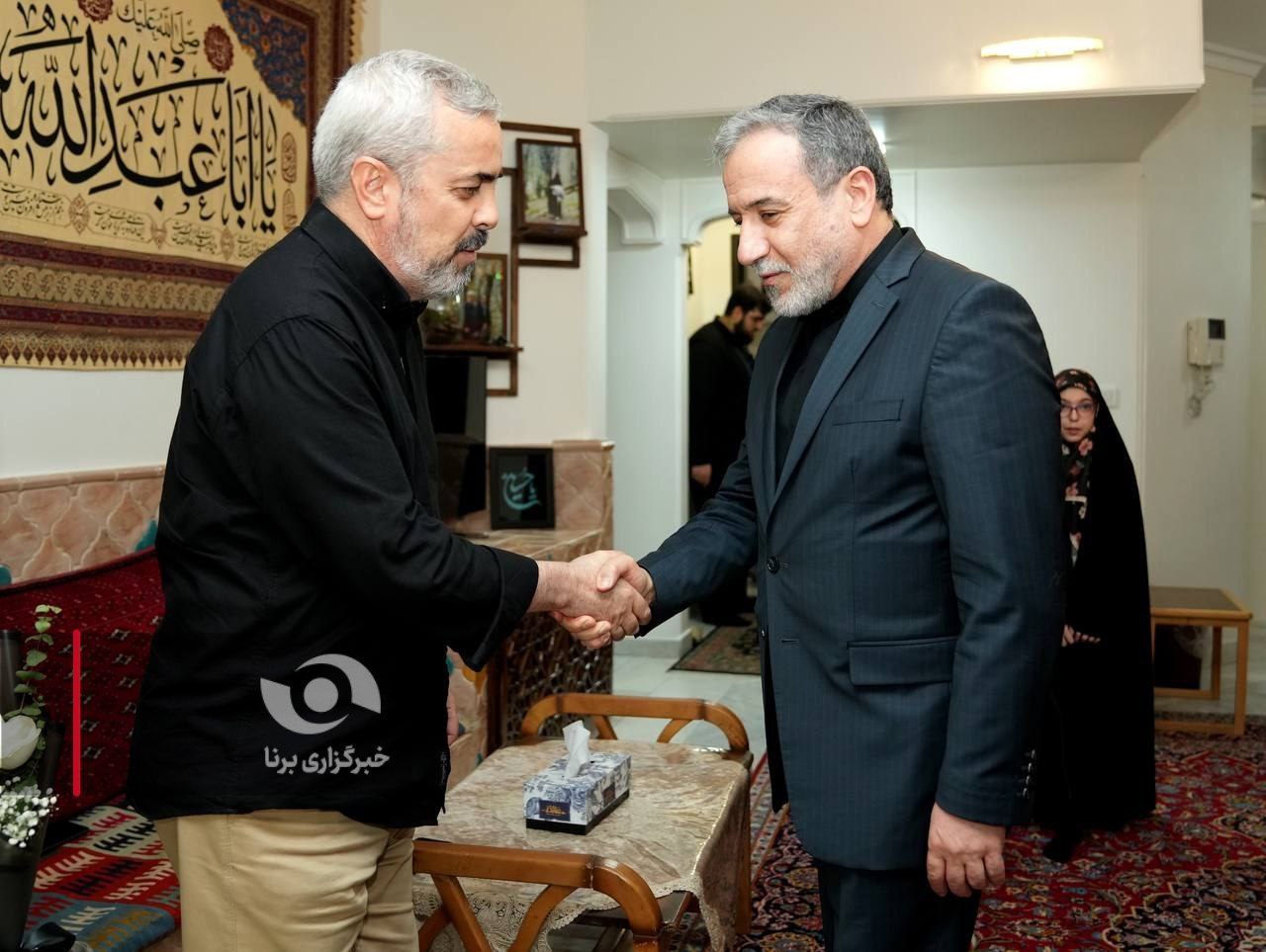 عکس/ دیدار عراقچی با خانواده سردار شهید باقری 