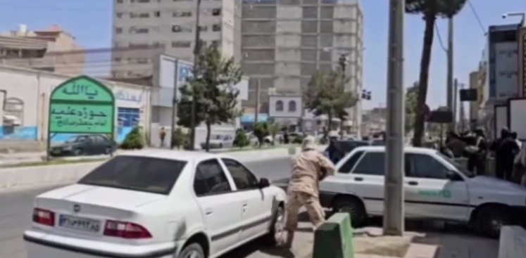 تصاویری از شروع درگیری در حاشیه دادگستری زاهدان
