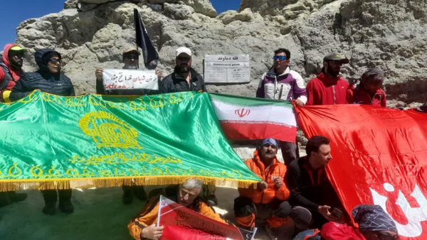 پرچم متبرک حرم رضوی بر فراز قله دماوند به اهتزاز درآمد