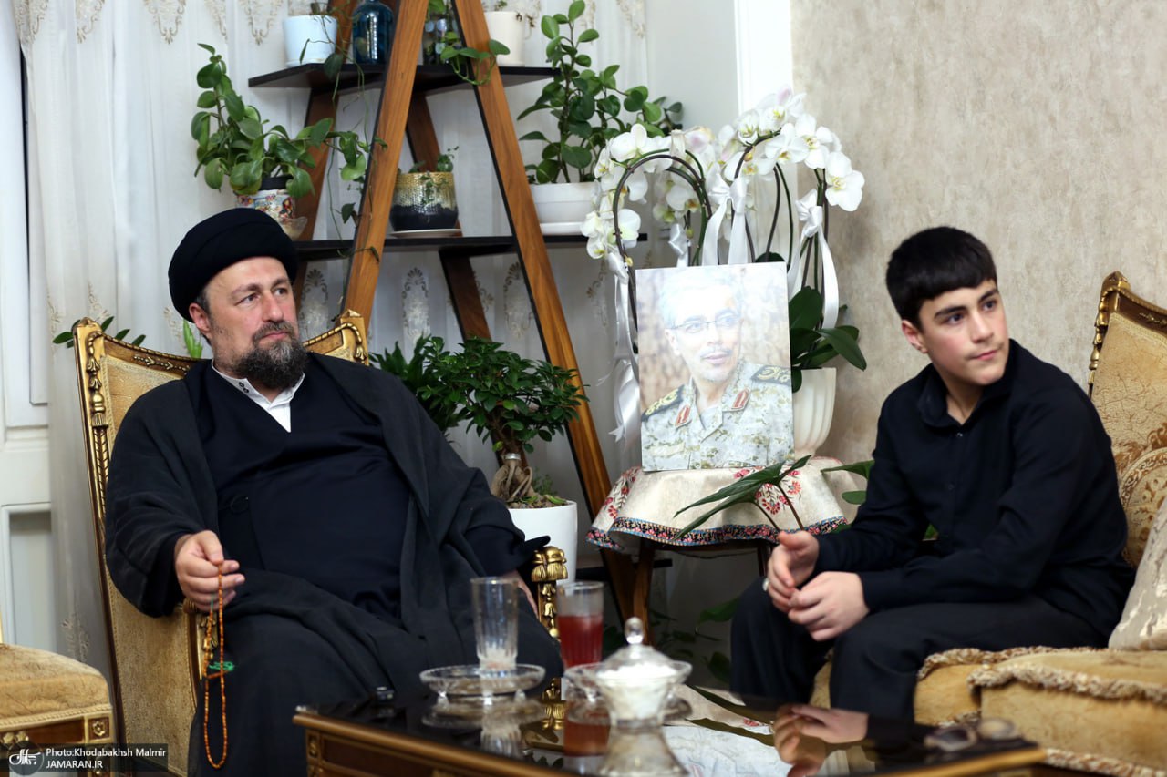 عکس/ دیدار سید حسن خمینی با خانواده سپهبد شهید محمد باقری