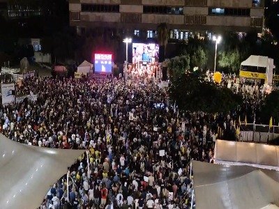 تظاهرات گسترده شهرک‌نشینان صهیونیست در تل‌آویو برای پایان جنگ و امضای توافق تبادل اسرا