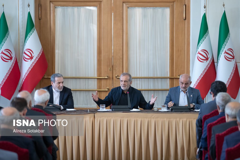 عکس/ نشست مشترک رئیس جمهور با مدیران ارشد وزارت امور خارجه