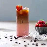 آیس لاته با طعم توت فرنگی محبوب دل پیر و جوان 