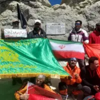 پرچم متبرک حرم رضوی بر فراز قله دماوند به اهتزاز درآمد