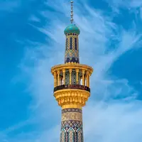 تصویر زیبای یکی از گلدسته‌های حرم مطهر رضوی در میان آسمان 