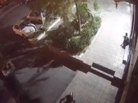 لحظه سرقت موبایل یک نوجوان در پیاده‌رو