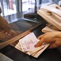 اخذ کارمزد اضافی در ازای نقل و انتقال و تبدیل ارز ممنوع است 