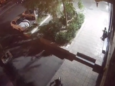 لحظه سرقت موبایل یک نوجوان در پیاده‌رو