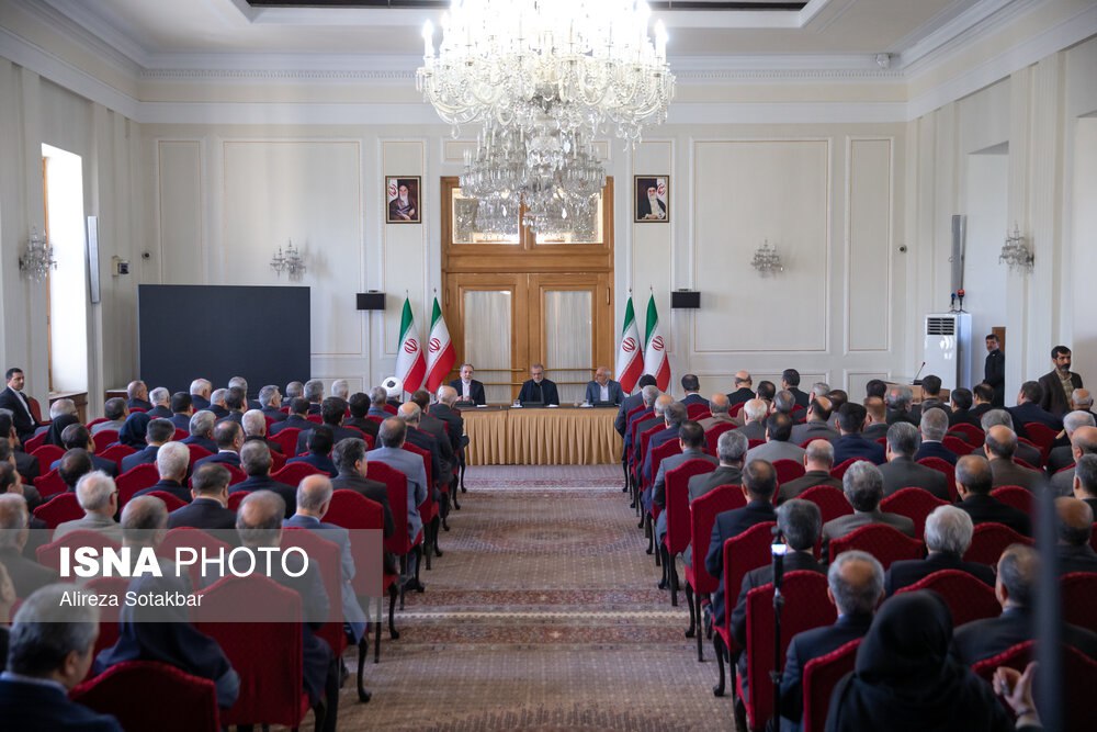 عکس/ نشست مشترک رئیس جمهور با مدیران ارشد وزارت امور خارجه