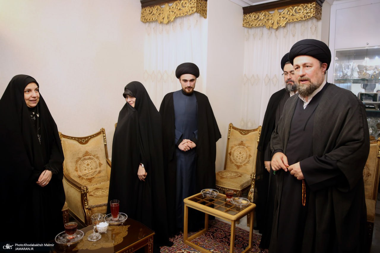 عکس/ دیدار سید حسن خمینی با خانواده سپهبد شهید محمد باقری