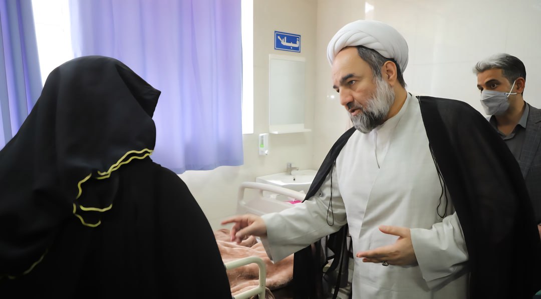 عکس/ عیادت نماینده رهبری از مجروحان حادثهٔ زاهدان