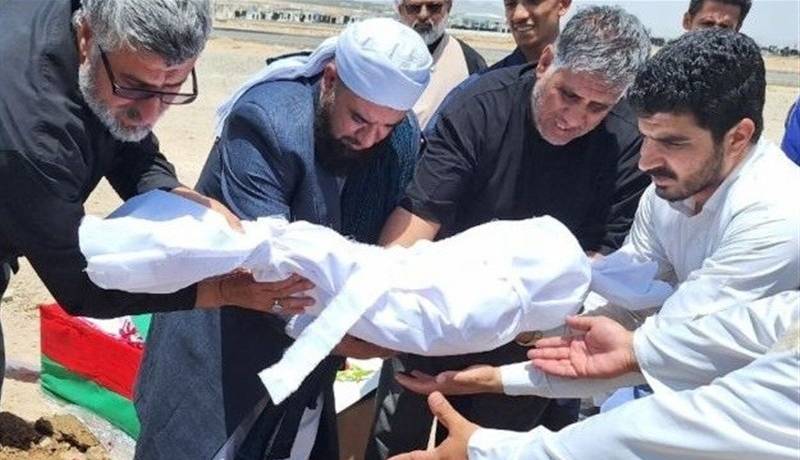 عکس/ پیکر بهشتی نوزاد ۷ ماهه بلوچ به خاک سپرده شد