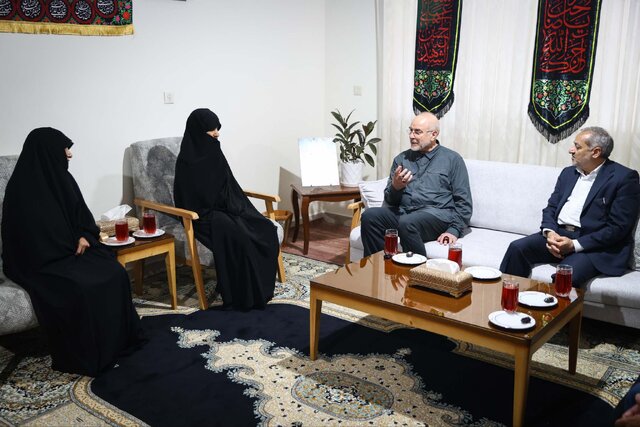 حضور رئیس مجلس در منزل رئیس شهید سازمان اطلاعات سپاه