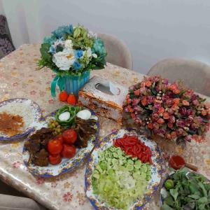 بوقت نهار شیشلیگ بامخلفات،تقدیم نگاه گرم عزیزان😋😋🌹🌷🌺خوشبختی همین کنارهم بودن هاست،همین دوست داشتنهاست💐💐همین ثانیه هاییست که درشتاب زندگی گمشان کرده ایم💐💐🌺🌹دست‌پخت نازبانوی گل ومهربون خونم 😘🤍❤️🥰💞💕🫶😘🥰🤍💞💕🫶