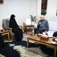 حضور رئیس مجلس در منزل رئیس شهید سازمان اطلاعات سپاه