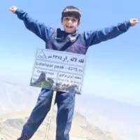 صعود کودک رفسنجانی به قله ۴۴۰۰ متری لاله‌زار