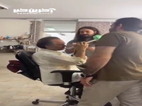 بابک حمیدیان در حال لذت بردن از موزیک به هنگام گریم