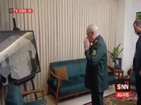 اقامه نماز مغرب سرلشکر رحیم صفوی و محمد مخبر در منزل شهید حاجی‌زاده