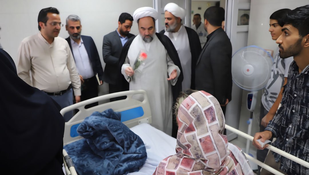 عکس/ عیادت نماینده رهبری از مجروحان حادثهٔ زاهدان