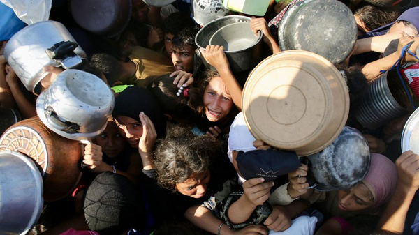 از آسمانِ غزه، نان و بمب میبارد