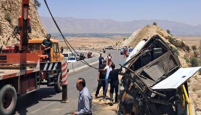 هفت نفر از مصدومان حادثه واژگونی اتوبوس محور فیروزآباد- کوار هنوز بستری هستند