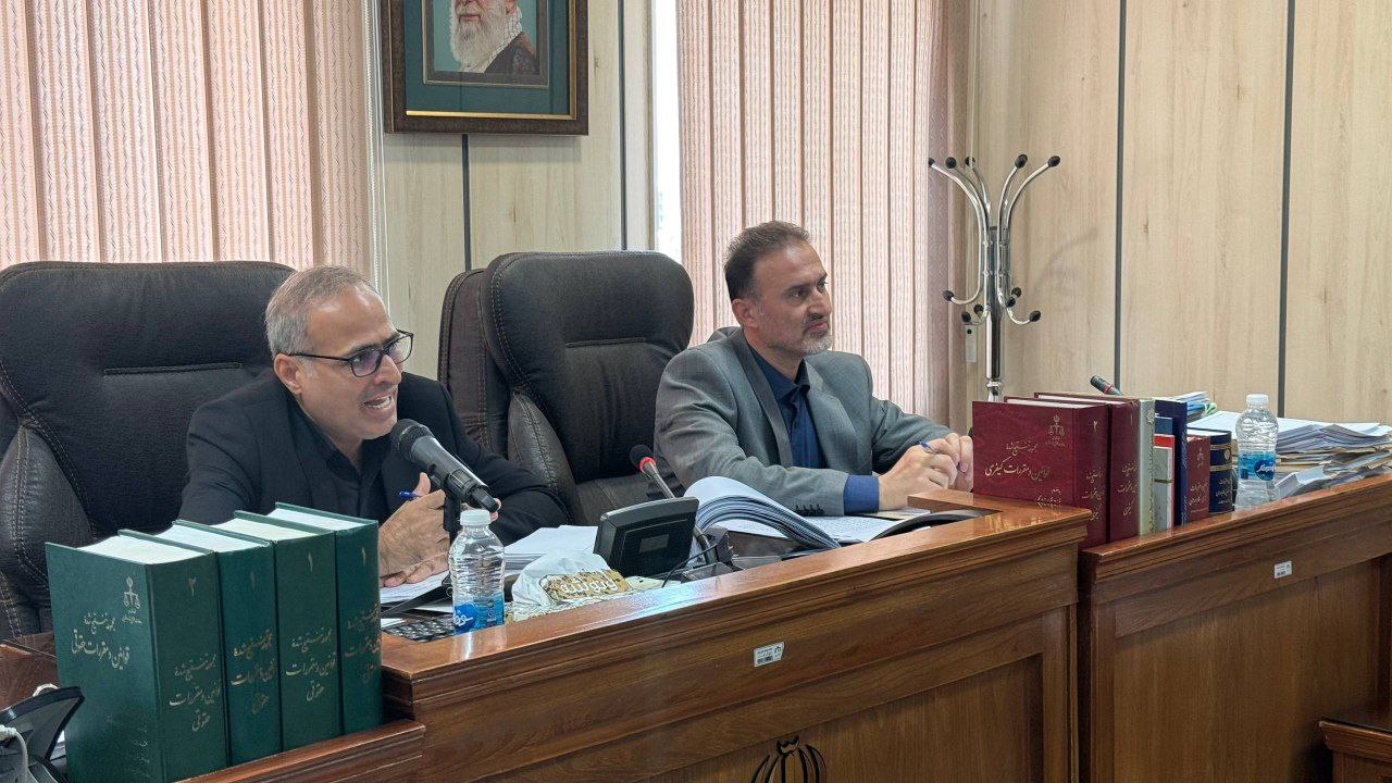 عکس/ تصاویری از خانواده الهه حسین نژاد در جلسه دادگاه امروز