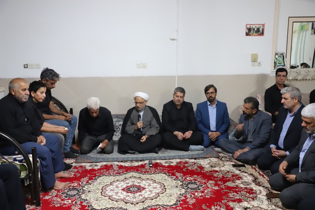 دیدار مسئولان یزد با خانواده شهید حادثه تروریستی زاهدان