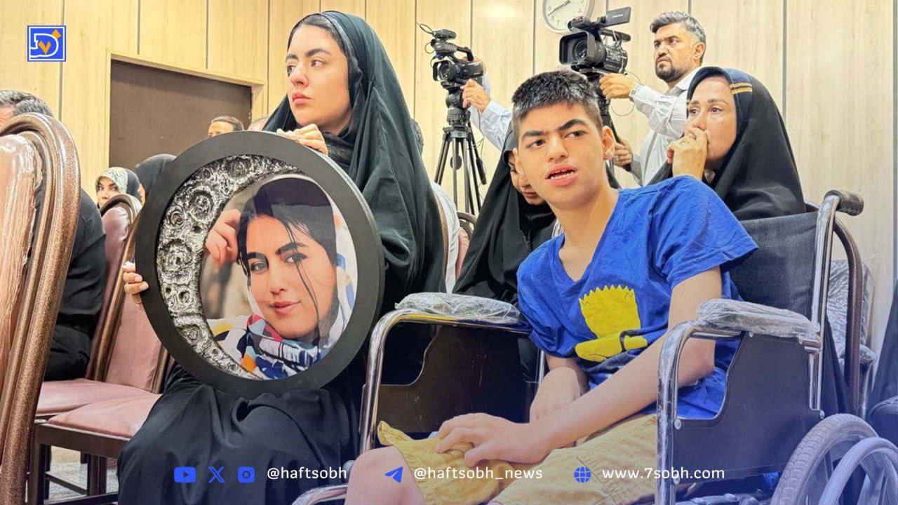 عکس/ تصاویری از خانواده الهه حسین نژاد در جلسه دادگاه امروز