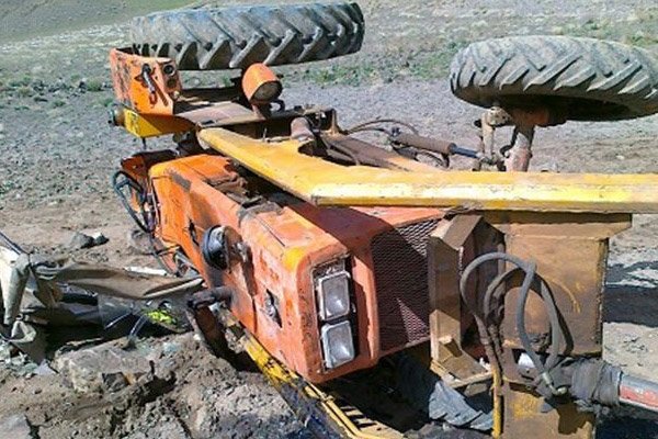 حادثه مرگبار برای کشاورز آشخانه‌ای با واژگونی تراکتور