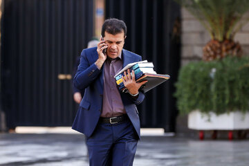 نقش احتمالیِ تلفن‌های همراه محافظان و خانواده‌ها در ترور فرماندهان نظامی از زبان معاون پزشکیان