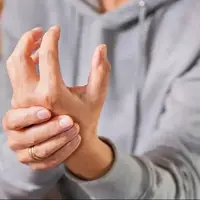لرزش غیرارادی دست‌ها/ مبتلایان چه کنند؟