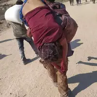 عکس/ پدری که پیکر پسر شهیدش را به دوش می‌کشد
