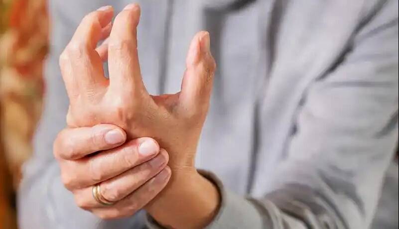 لرزش غیرارادی دست‌ها/ مبتلایان چه کنند؟
