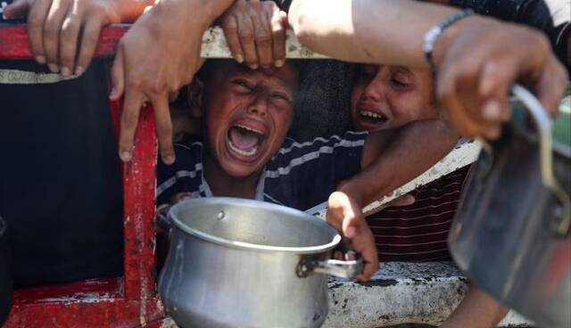 فایننشیال تایمز: غذا در غزه آنقدر کمیاب است که دیگر پول هم به کار نمی‌آید