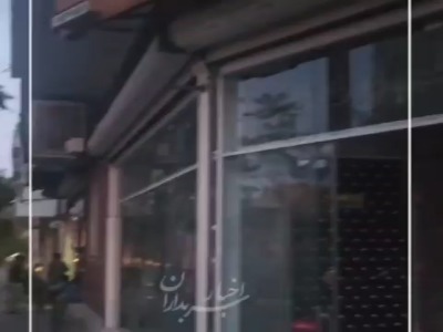 کوتاه کردن موی مشتری در پیاده‌رو به‌خاطر قطعی برق در سبزوار!