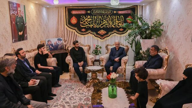 وزیر کشور با خانواده شهیدان شادمانی، ربانی و محرابی دیدار کرد