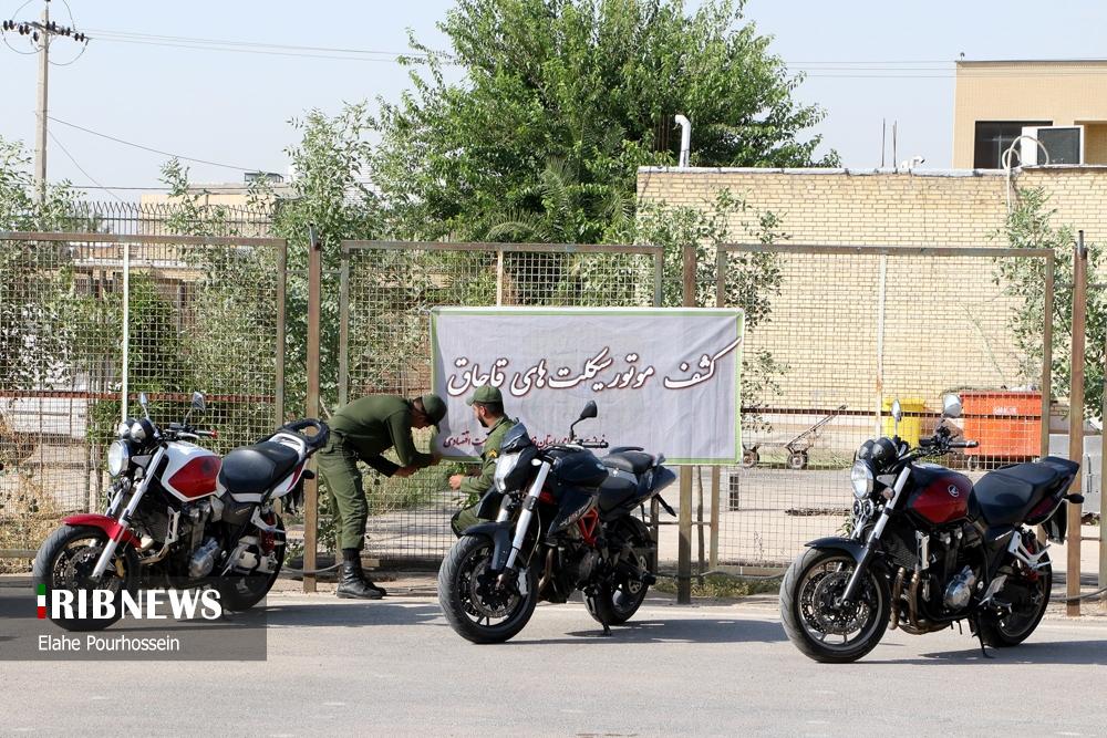 عکس/ دستگیری سارقان و نمایش اقلام کشف شده در استان فارس