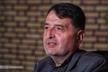 تفرشی: مسئولین کم سواد نظر شخصی خود را به نام سیاست‌های نظام قالب می‌کنند