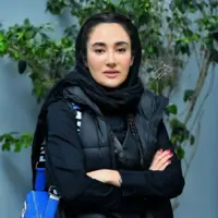 چهره ها/ بهاره افشاری و آقای خواننده پاپ در یک کافه دیده شدند