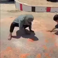 مادری که به همراه فرزندانش عدس‌های ریخته‌شده از کامیون‌های کمک‌رسانی را جمع می‌کند!