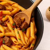 طرز تهیه ماکارونی با گوشت تکه‌ای و ته‌دیگ سیب‌زمینی
