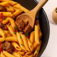 طرز تهیه ماکارونی با گوشت تکه‌ای و ته‌دیگ سیب‌زمینی