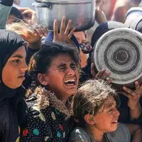 تصاویر دردناک از ریختن غذای داغ و سوختگی هنگام دریافت غذا در غزه