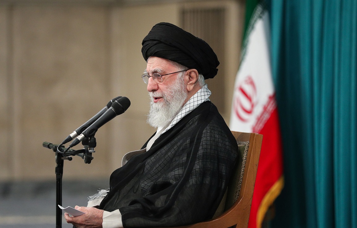برگزاری مراسم بزرگداشت شهدای جنگ تحمیلی اخیر با حضور و سخنرانی رهبر انقلاب