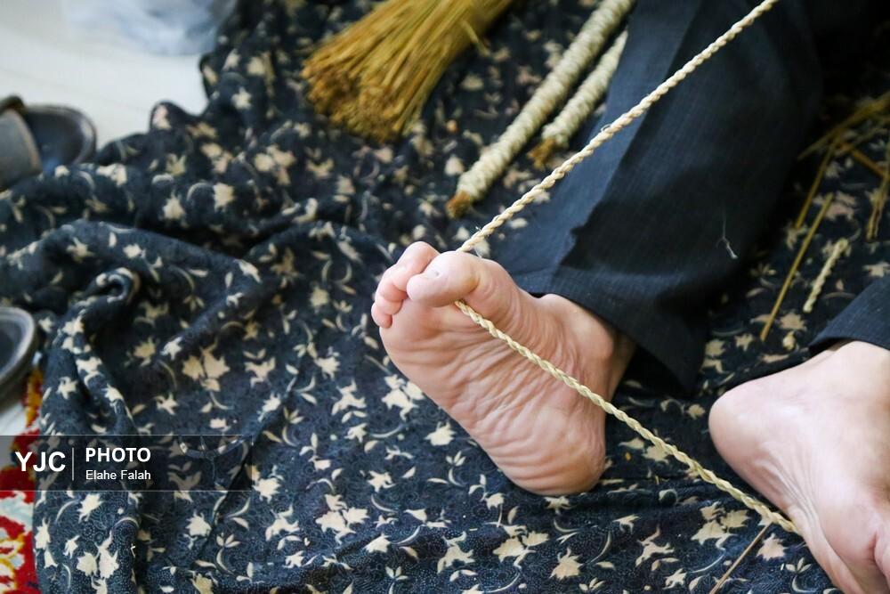 حصیر بافی با گیاه «لی» در گیلان